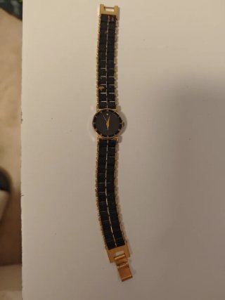 Reloj dorado con correa de eslabones negros