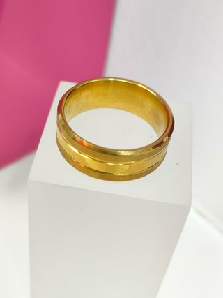 Anillo acero dorado con lineas en el centro T19