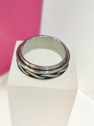 Anillo acero plateado con lineas negras en el centro girator
