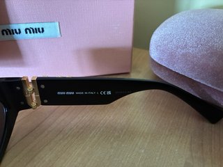 Occhiali da sole Miu Miu neri con dettagli oro
