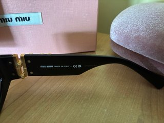 Occhiali da sole Miu Miu neri con dettagli oro