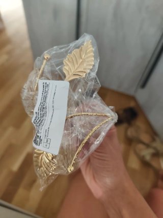 Brazalete dorado con diseño de hojas