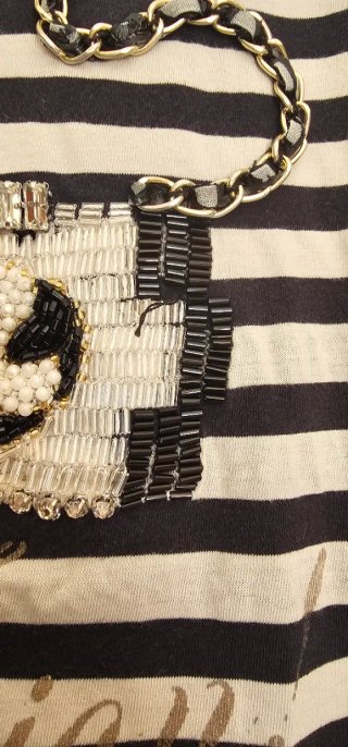 T-shirt donna righe bianche e nere.
