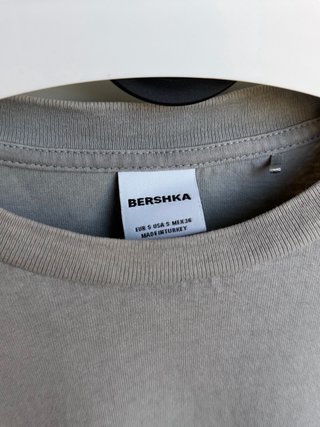 Camiseta Bershka oversize gris estampado