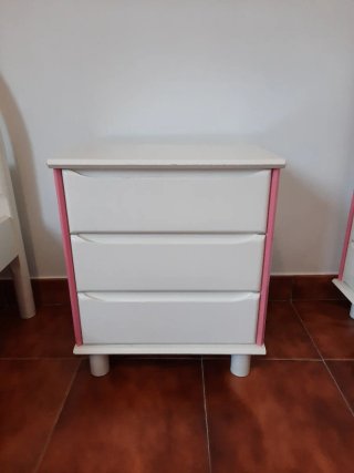 Set muebles habitación infantil en blanco y rosa