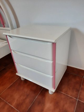 Set muebles habitación infantil en blanco y rosa