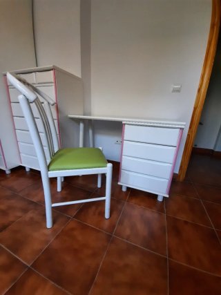 Set muebles habitación infantil en blanco y rosa
