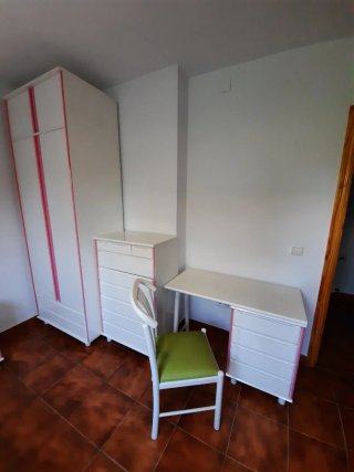 Set muebles habitación infantil en blanco y rosa