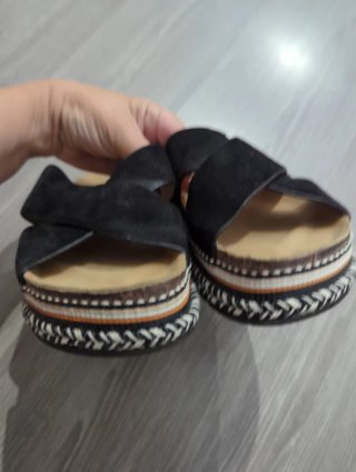 Sandalias negras cruzadas