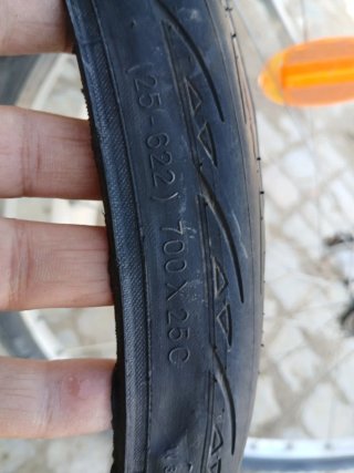 Neumático 700x25