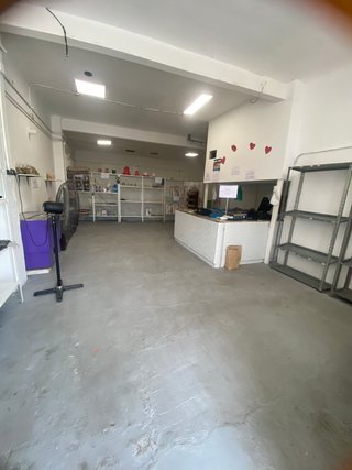 Estanterías metálicas y de plástico 10€ cada una