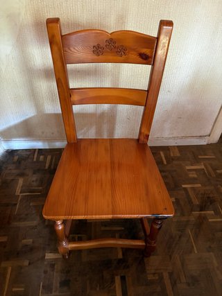 Silla de madera con flores talladas