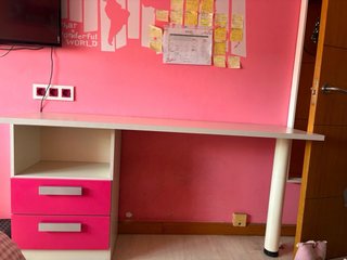 Escritorio blanco y rosa con cajoneras