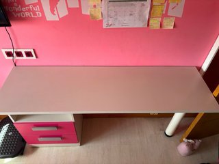 Escritorio blanco y rosa con cajoneras