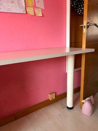Escritorio blanco y rosa con cajoneras