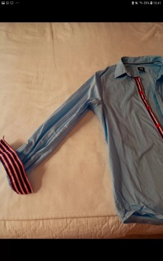 Camisa H&M azul claro con detalles