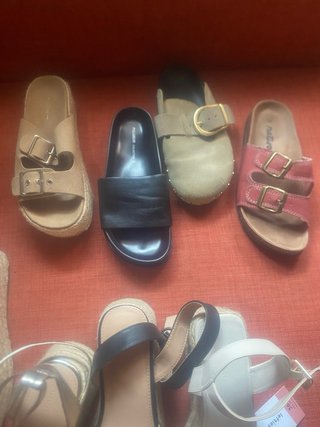 Botas, cuñas y sandalias negras y rojas