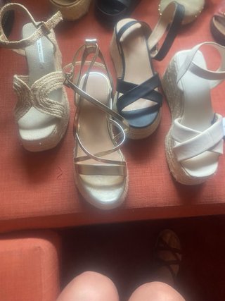 Botas, cuñas y sandalias negras y rojas