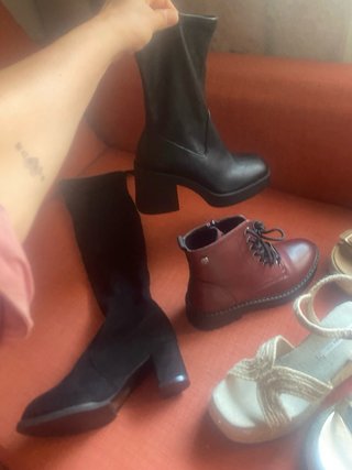 Botas, cuñas y sandalias negras y rojas
