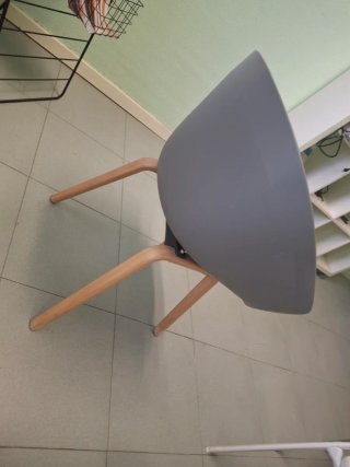 Silla de diseño en gris mate y madera 4ud disp