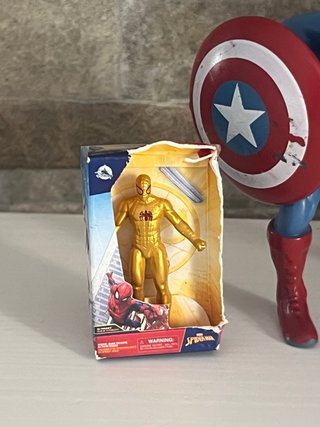 Figuras Marvel Capitán América y Spiderman