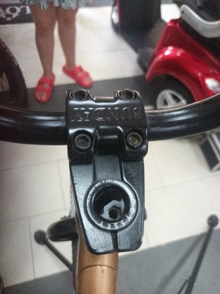 Bicicleta BMX dorada con extras