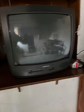 Muebles antiguos y electrodomesticos.