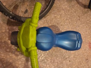 Moto de juguete azul y verde