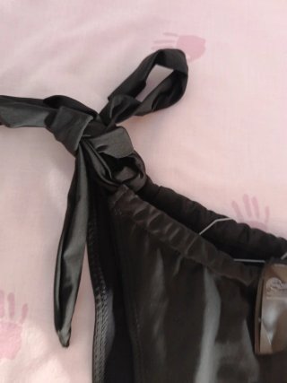 Braga bikini negra con lazos