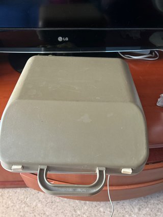 Máquina de escribir antigua con maletín
