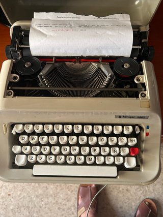 Máquina de escribir antigua con maletín