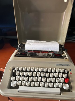 Máquina de escribir antigua con maletín