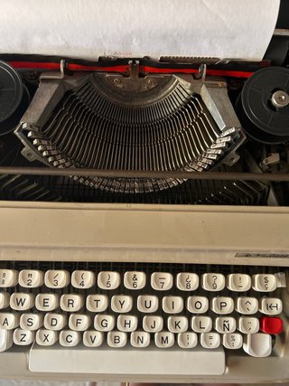 Máquina de escribir antigua con maletín