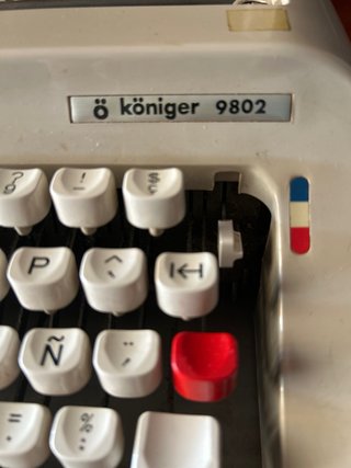 Máquina de escribir antigua con maletín