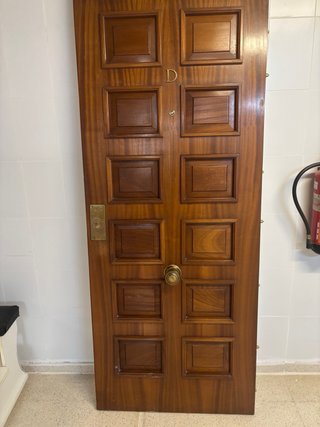 Puerta de madera maciza exterior.