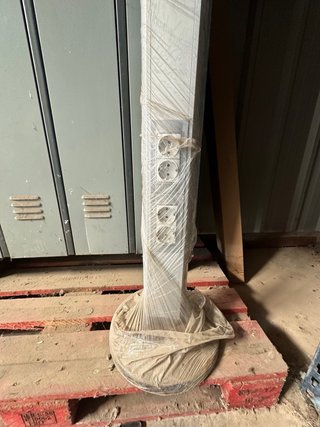Columna con enchufes