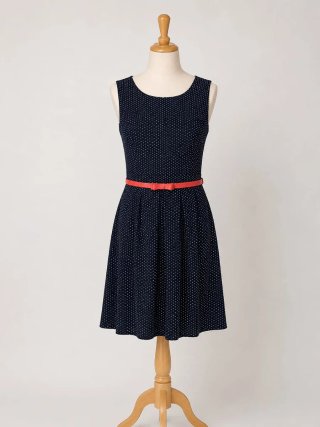 Vestido azul marino con topos blancos