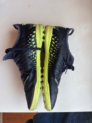 Zapatillas de fútbol Puma negras y verdes