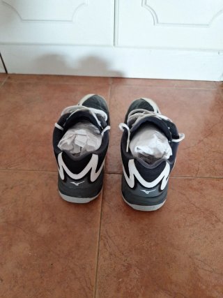 Zapatillas Mizuno Negras y Blancas. Talla 41