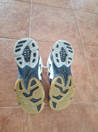 Zapatillas Mizuno Negras y Blancas. Talla 41