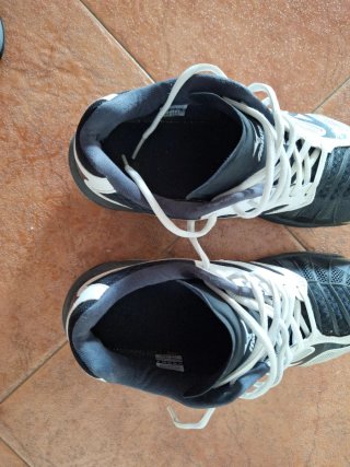 Zapatillas Mizuno Negras y Blancas. Talla 41