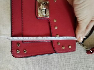 Borsetta rossa con borchie