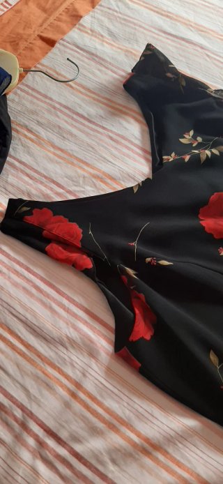 Vestido negro con flores rojas
