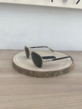 Gafas de sol polarizadas negras y doradas