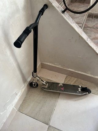 Patinete con puños desgastados