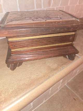 Caja de madera antigua con mapa