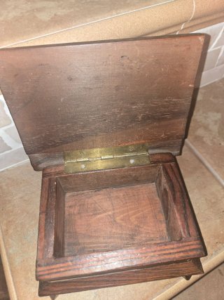 Caja de madera antigua con mapa