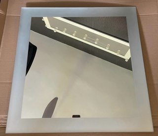 Armarios baño gris con puerta de cristal y espejo