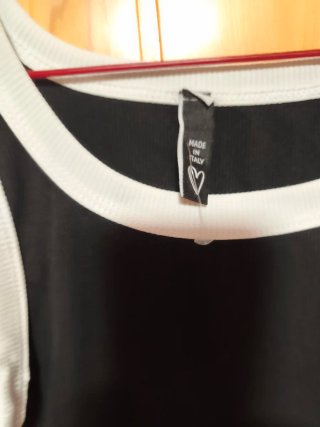 2 Camisetas sin mangas negras y blancas