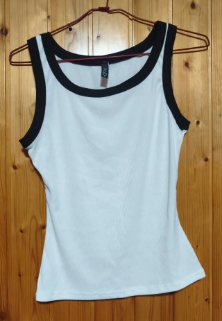 2 Camisetas sin mangas negras y blancas